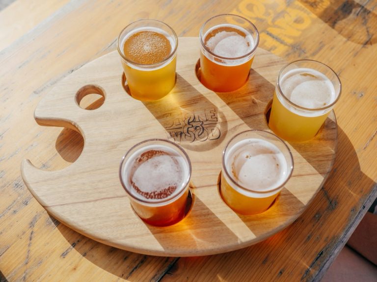 Universiteitsstudenten drinken het meest: 9 op de 10 jongvolwassenen pakt wel eens een glas