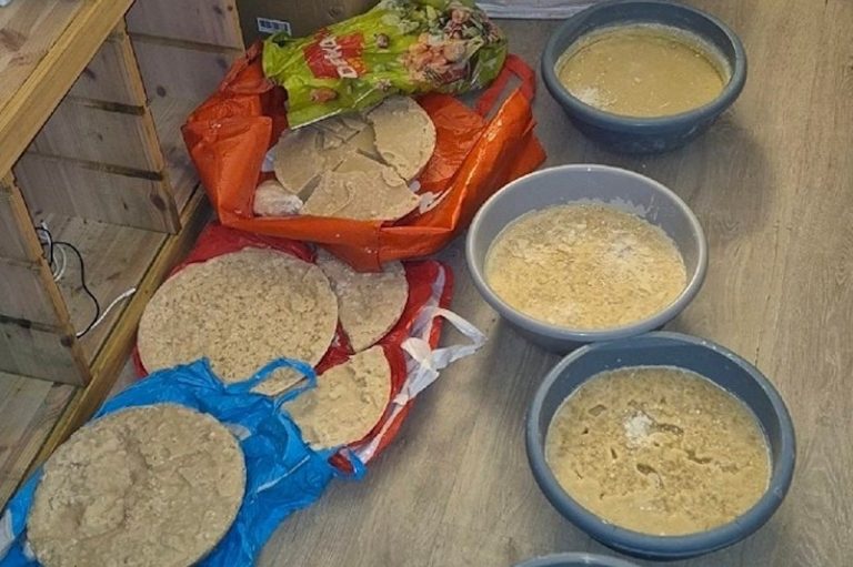 Werkend cocaïnelab ontdekt in Amsterdam: acht arrestaties en grote vangst drugs en chemicaliën