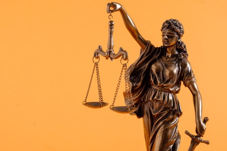 Rechtbank Noord-Holland straft Alkmaarse jeugdige brandstichters: werkstraffen en voorwaardelijke jeugddetentie