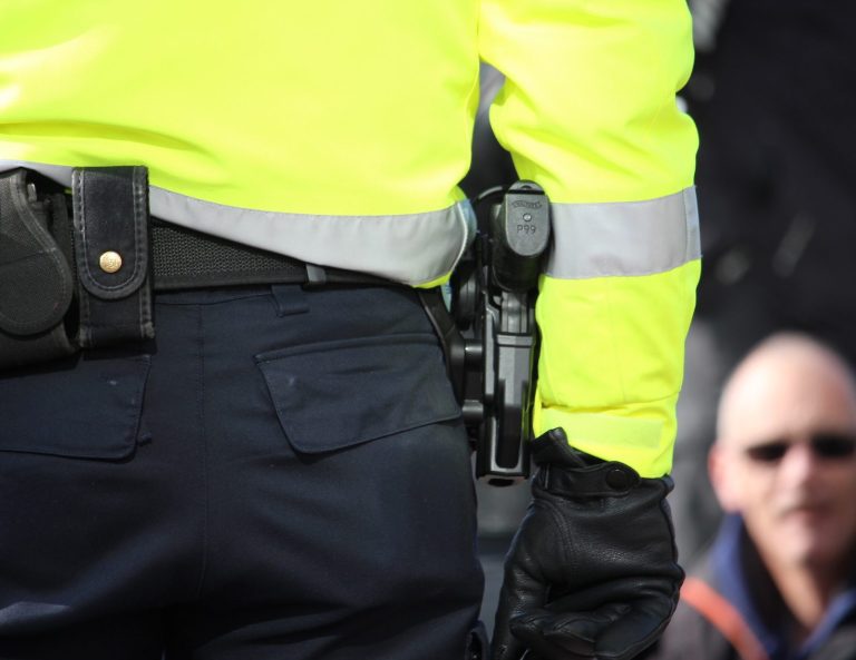 Bestuurders rijden in op agenten in Zaandam en Badhoevedorp: twee aanhoudingen
