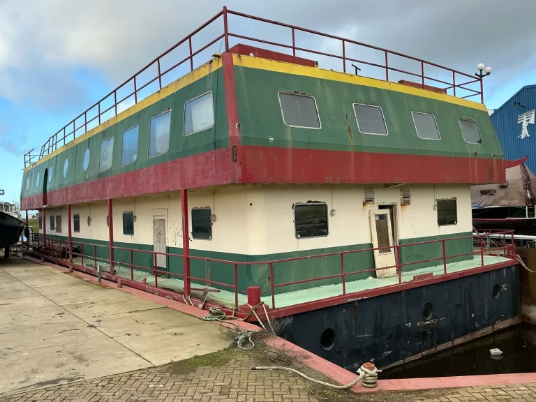 Drijvend Chinees restaurant in Den Helder opnieuw in de verkoop voor bodemprijs