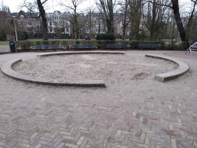Kamer vraagt om meer actie tegen asbest in speelzand