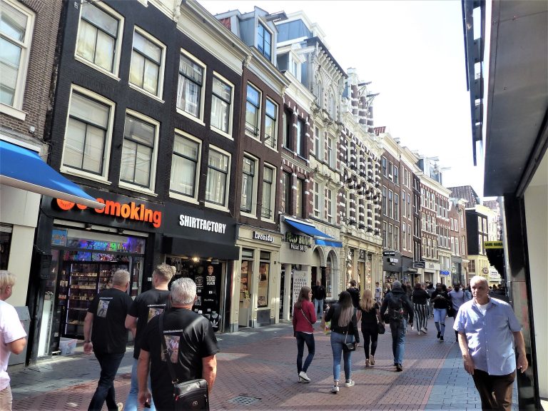Afname winkels in Randstad; centrumgebieden transformeren